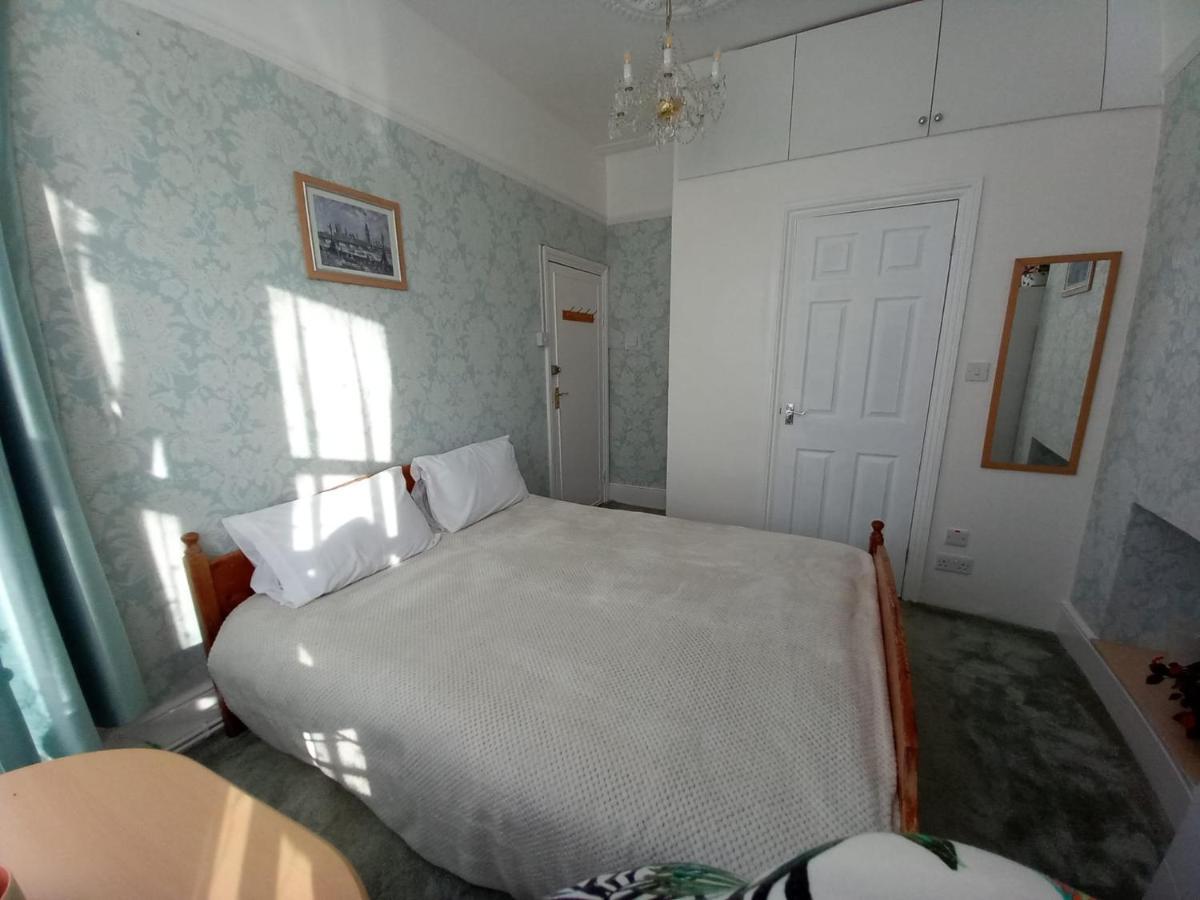 Mari London Holiday Room Илфорд Екстериор снимка