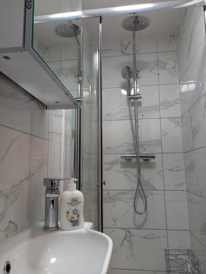 Mari London Holiday Room Илфорд Екстериор снимка