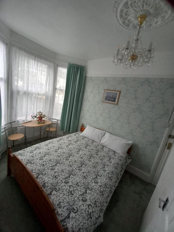 Mari London Holiday Room Илфорд Екстериор снимка