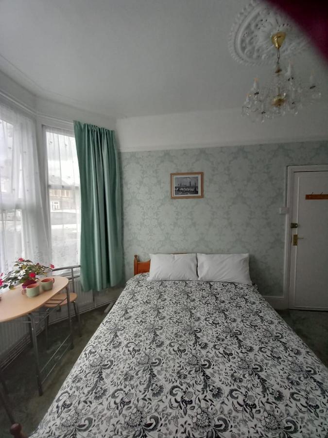 Mari London Holiday Room Илфорд Екстериор снимка