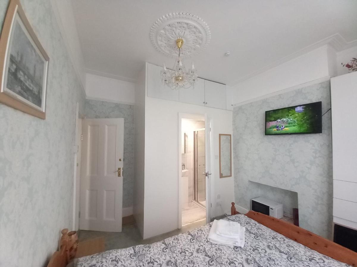 Mari London Holiday Room Илфорд Екстериор снимка