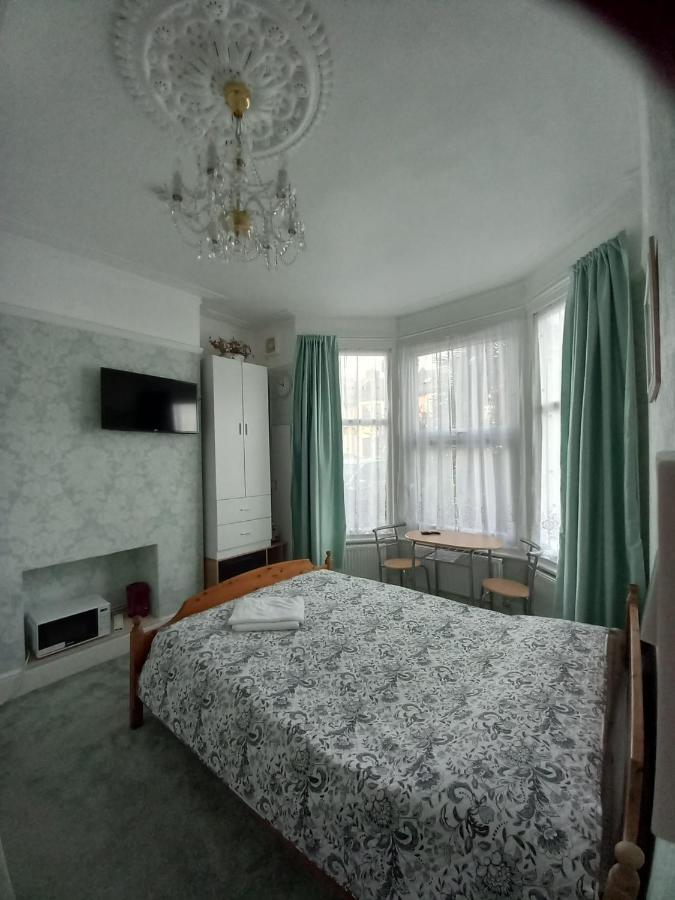 Mari London Holiday Room Илфорд Екстериор снимка
